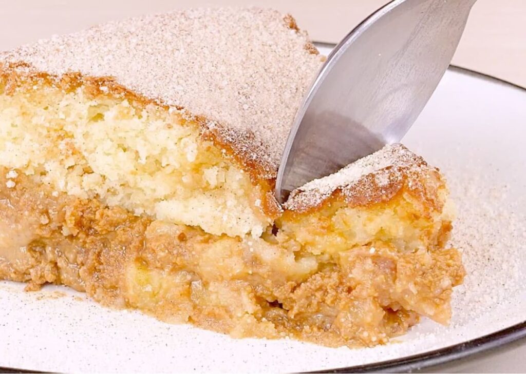 Pedaço de bolo de banana com doce de leite