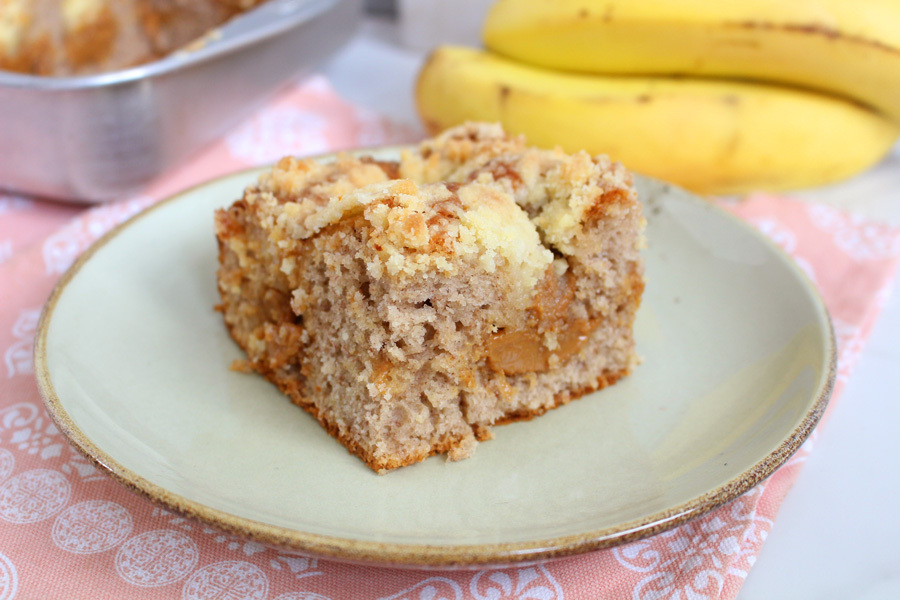 Bolo de banana com doce de leite