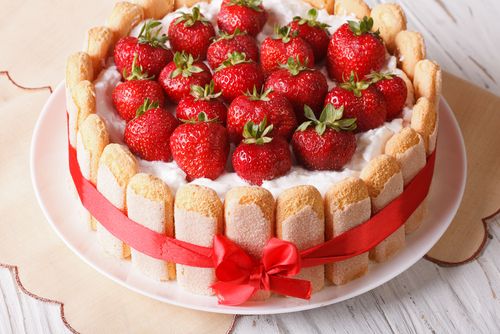 torta de morango com biscoito champanhe