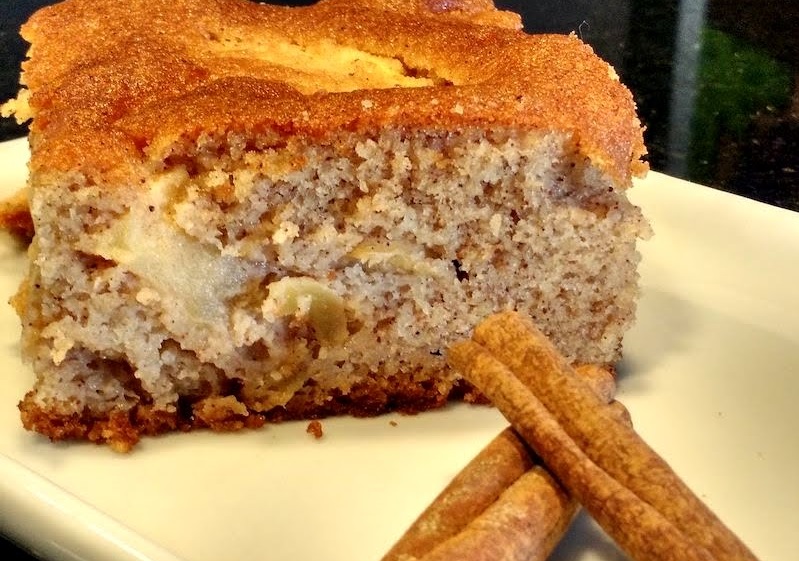 Pedaço de torta maçã com aveia e canela