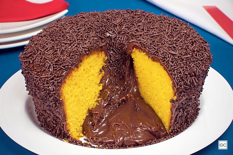 Bolo de cenoura com brigadeiro partido