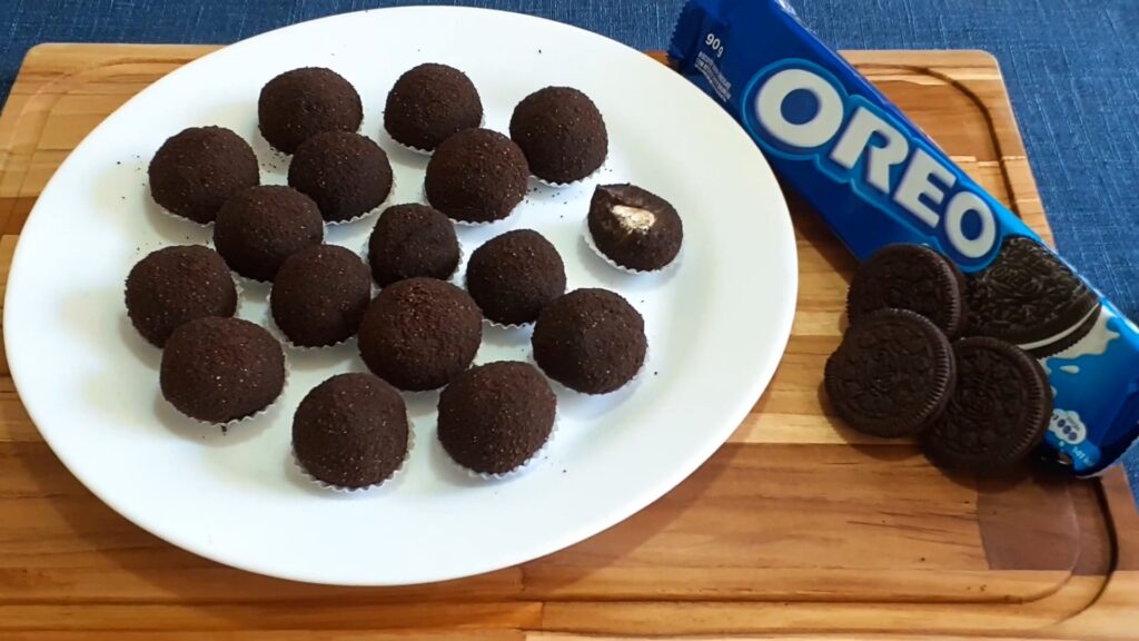 prato de brigadeiros de biscoitos óreo