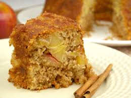 Pedaço de bolo de maçã com canela